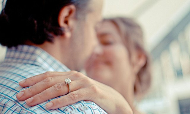 Το TikTok «πλημμύρισε» με προτάσεις γάμου κάθε είδους