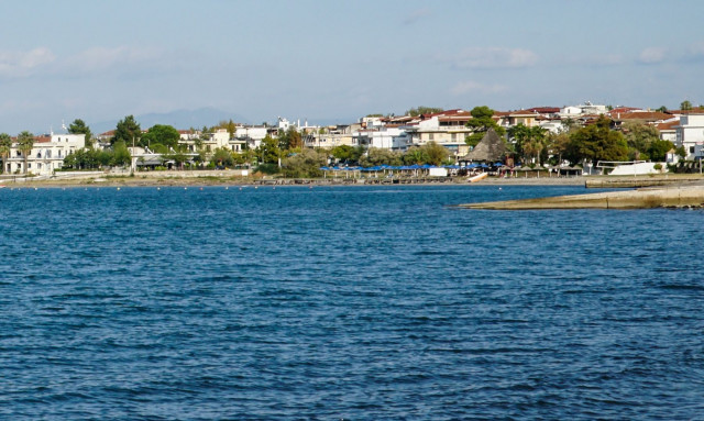Καμένα Βούρλα: Απαγορεύτηκε λόγω μικροβίων η κολύμβηση στην παραλία του Κάμπινγκ του ΕΟΤ