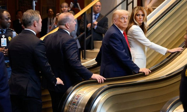 Κόλλησε η κυλιόμενη σκάλα στον ΟΗΕ όταν πήγαν να ανέβουν Ντόναλντ και Μελάνια Τραμπ  - Βίντεο