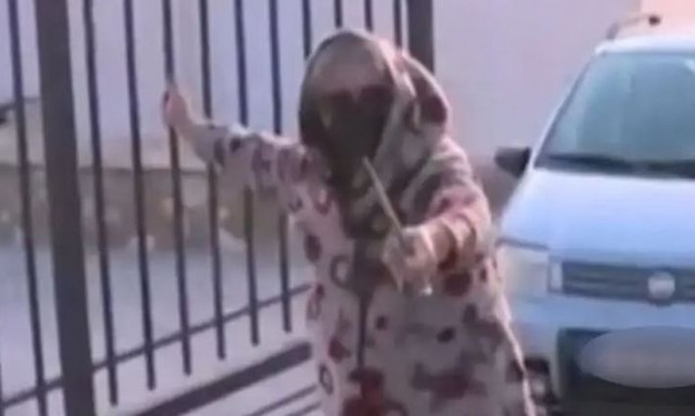 Βοιωτία: «Εδώ είναι το σπίτι μου, να φύγετε» - Ο καυγάς της 62χρονης με δημοσιογράφο