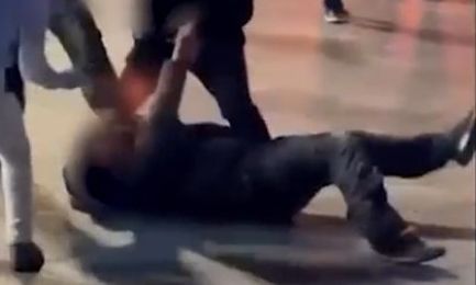 Η στιγμή που άνδρας με μαχαίρι πέφτει στο έδαφος από περαστικούς στο Λονδίνο