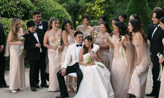 Νύφη σχεδίασε και έραψε τα φορέματα των 11 παράνυμφών της σε ένα μήνα και έγινε viral