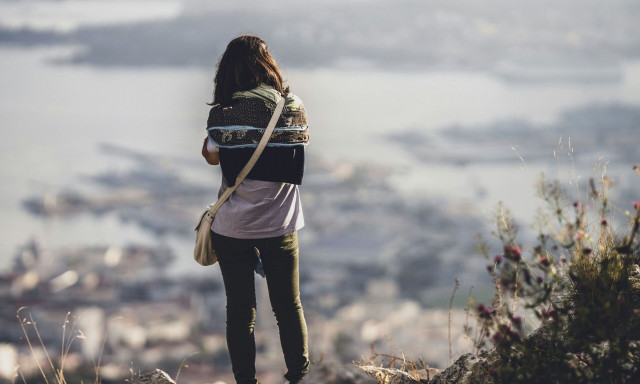Bullying στην Πάτρα: 13χρονη εξαναγκάζεται να φιλήσει τα πόδια συμμαθητριών της - Βίντεο