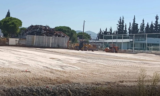 Θεσσαλονίκη: Μπάζωσε παράνομα κοίτη ρέματος για να φτιάξει γήπεδο ποδοσφαίρου