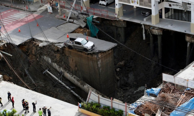 Ταϊλάνδη: Τρύπα βάθους 50 μέτρων «κατάπιε» δρόμο στη Μπανγκόκ