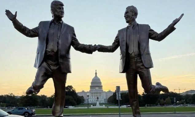 Άγαλμα του Τραμπ χέρι-χέρι με τον Έπσταϊν εμφανίστηκε μπροστά από το Καπιτώλιο των ΗΠΑ - Εικόνες