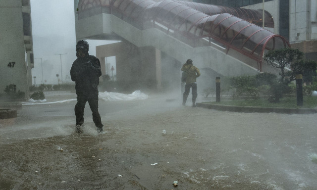 Ακραίες εικόνες στο Χονγκ Κονγκ από τον υπερτυφώνα Ραγκάσα - Αυξήθηκε ο αριθμός των νεκρών - Βίντεο