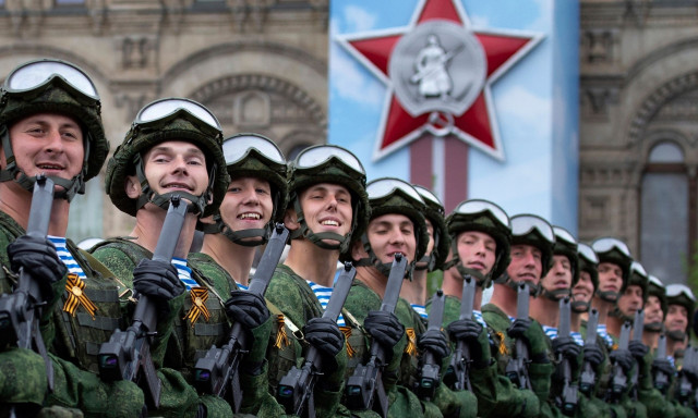 «Τύμπανα πολέμου»: Σύγκρουση Ευρώπης – Ρωσίας βλέπει ο Επίτροπος για την Άμυνα