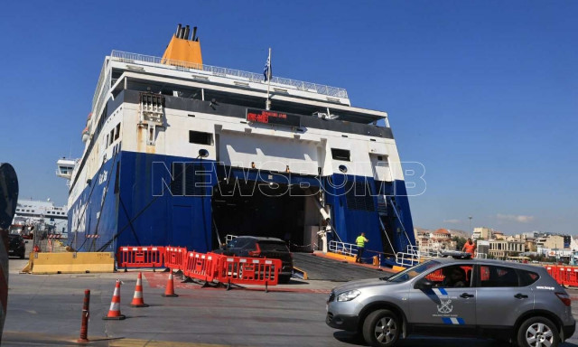 Τραγωδία στο Blue Star Χίος: Νεκρός 20χρονος ναυτικός από συρόμενη πόρτα στο γκαράζ του πλοίου