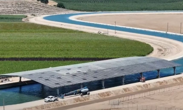 Έργο-πρότυπο στην Καλιφόρνια: Φωτοβολταϊκά πάνω από κανάλια εξοικονομούν νερό και παράγουν ενέργεια