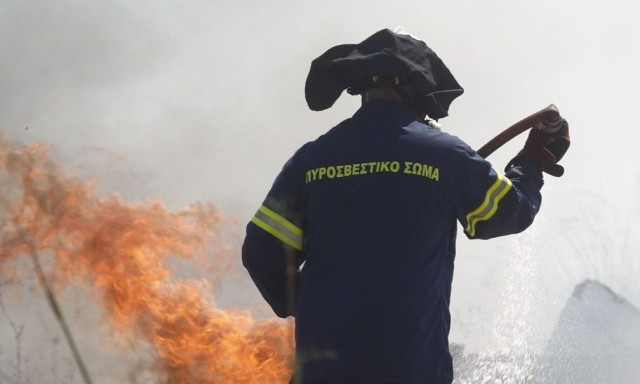 Μεγάλη φωτιά στα Γρεβενά – Στη μάχη και εναέρια μέσα