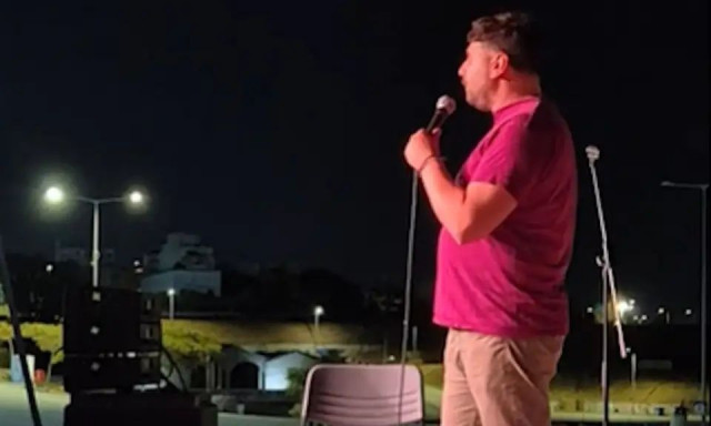 Ο κωμικός Πάρις Ρούπος συσχέτισε την ελληνική σημαία με βοθρολύματα – Απολύθηκε από την Pizza Fan