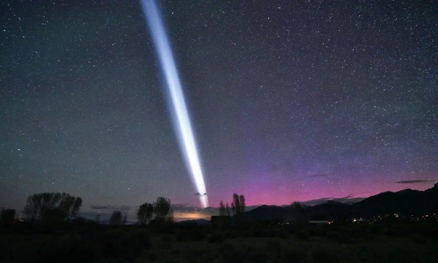 Παράξενη λευκή λωρίδα φωτός διέσχισε για 10 λεπτά στον ουρανό των ΗΠΑ