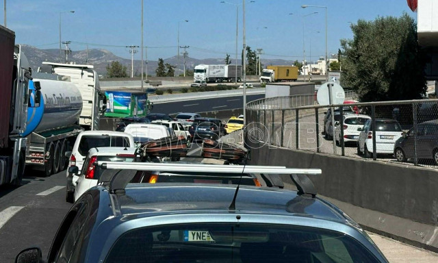 Κίνηση: Τεράστιο μποτιλιάρισμα στην Αττική Οδό - Ακινητοποιήθηκε φορτηγό στην έξοδο για Λαμία