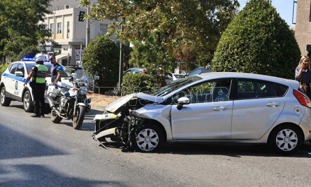 Σύγκρουση λεωφορείου με ΙΧ στη λεωφόρο Μεσογείων - Στο «κόκκινο» η κίνηση