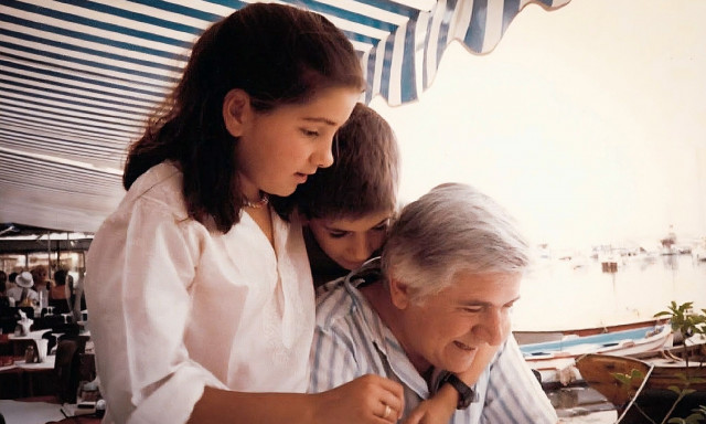 Η συγκινητική ανάρτηση της Ντόρας Μπακογιάννη για τον Παύλο Μπακογιάννη: «Για μας είναι πάντα εδώ»