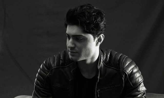 Θάνος Τσαλίκης: Εντυπωσιάζει το νέο του single με τίτλο "Χαρτάκι"