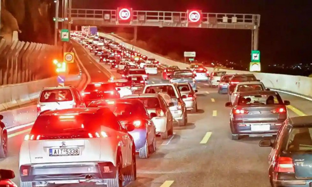 Τροχαίο ατύχημα στην Ελευσίνα - Σημειωτόν τα ΙΧ στην εθνική οδό Αθηνών-Κορίνθου