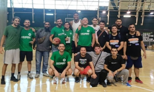 O Γιάννης Αντετοκούνμπο δίπλα στο τμήμα μπάσκετ Νοητικής Αναπηρίας του Παναθηναϊκού