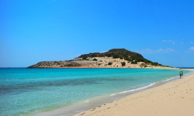 Ελαφόνησος: Το «πράσινο» νησί της Λακωνίας που κερδίζει τη μάχη με τα σκουπίδια