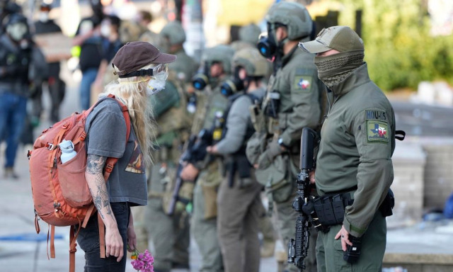 Στρατεύματα στο Πόρτλαντ στέλνει ο Τραμπ για να προστατεύσει την υπηρεσία Μετανάστευσης