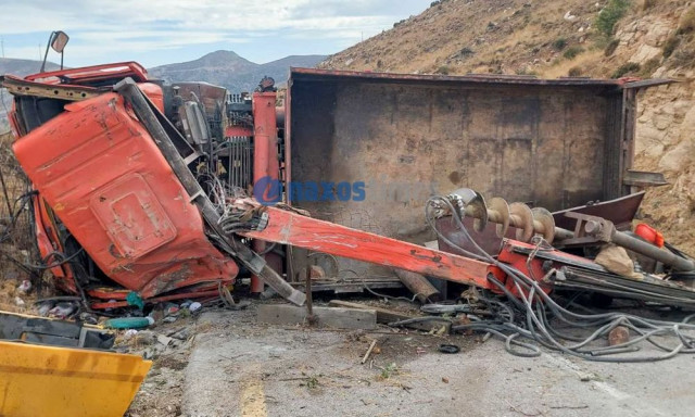 Νάξος: Ντελαπάρισε φορτηγό του ΔΕΔΔΗΕ στο δρόμο Κωμιακής – Ανέφαμα