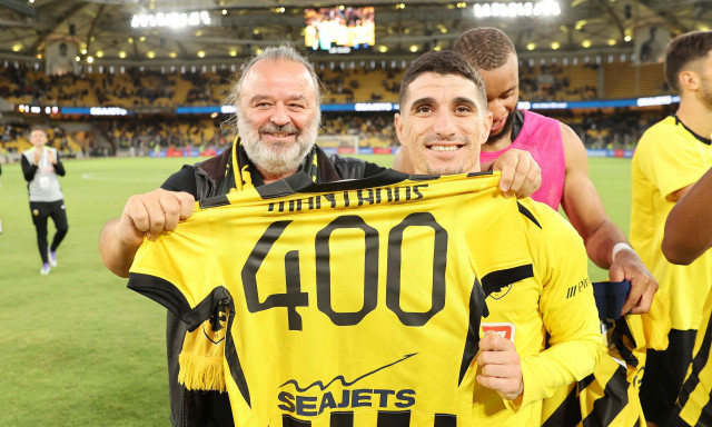 AEK: Αποθέωση για τον «400άρη» Μάνταλο – Ο Ηλιόπουλος του έδωσε συλλεκτική φανέλα