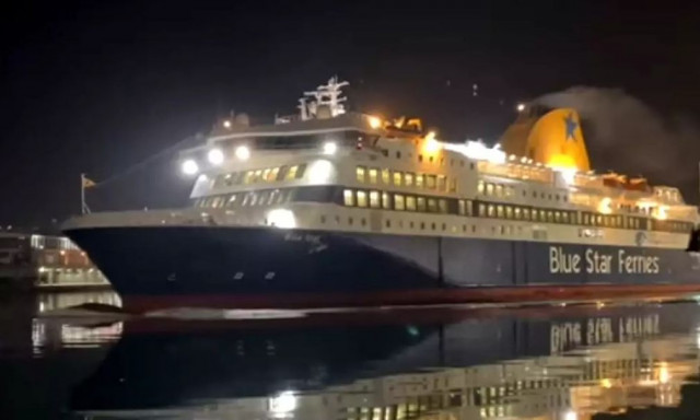 Απρόοπτο στο Blue Star Δήλος - Πλέει προς το λιμάνι της Σύρου λόγω άρρωστου νεαρού επιβάτη