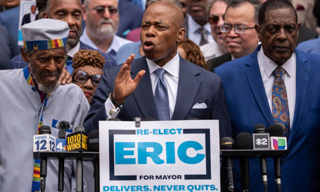 Νέα Υόρκη: Αποσύρθηκε από την κούρσα των δημοτικών εκλογών ο απερχόμενος δήμαρχος Έρικ Άνταμς