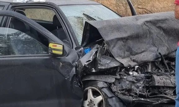 Θεσσαλονίκη: Μετωπική σύγκρουση αυτοκινήτων στον Λαγκαδά - Τέσσερις τραυματίες - Εικόνες