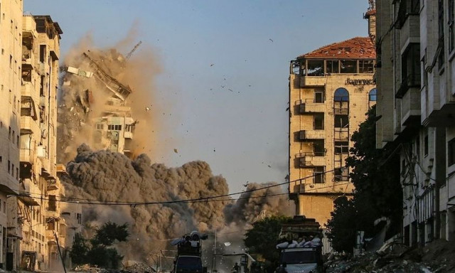 Η στιγμή που το Ισραήλ βομβαρδίζει και ισοπεδώνει πολυώροφο κτήριο στη Γάζα