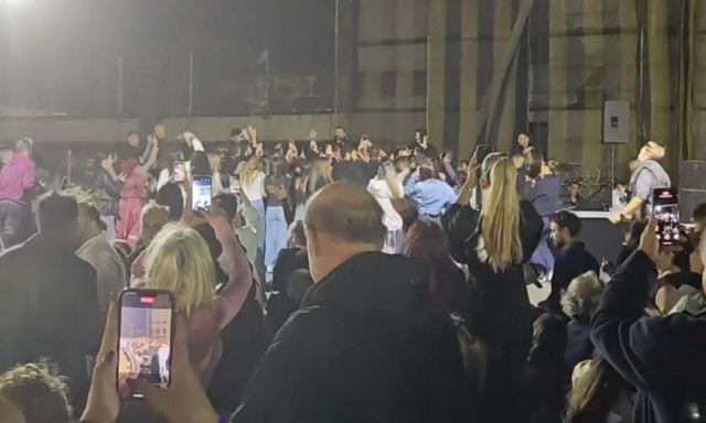 Το Κρητικό Γλέντι στη Μεταμόρφωση που διασκέδαζε ο Βασίλης Μπισμπίκης