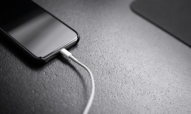 8 πιθανές λύσεις για τα τηλέφωνα που δεν φορτίζουν αν και είναι στην πρίζα