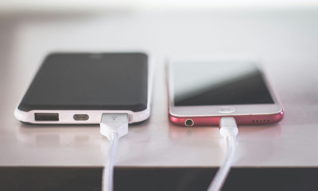 Πολλοί κάνουν αυτό το λάθος όταν φορτίζουν το κινητό - Δείτε πώς αυξάνει τον λογαριασμό ρεύματος