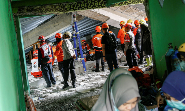 Τραγωδία στην Ινδονησία: Τρεις νεκροί μαθητές από κατάρρευση σχολείου - Δεκάδες οι εγκλωβισμένοι