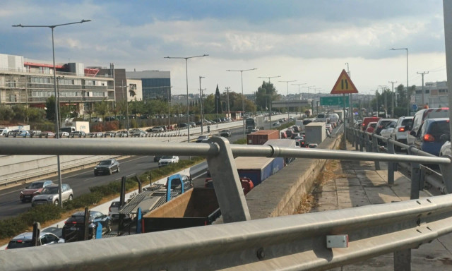 Κίνηση: Προβλήματα στη λεωφόρο Ποσειδώνος από λάδια στο οδόστρωμα