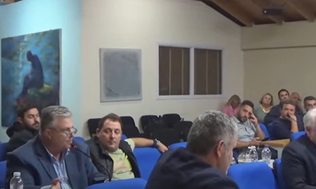 Χάος στο δημοτικό συμβούλιο Μεσολογγίου: «Θα κυκλοφορείτε με φουστίτσα»