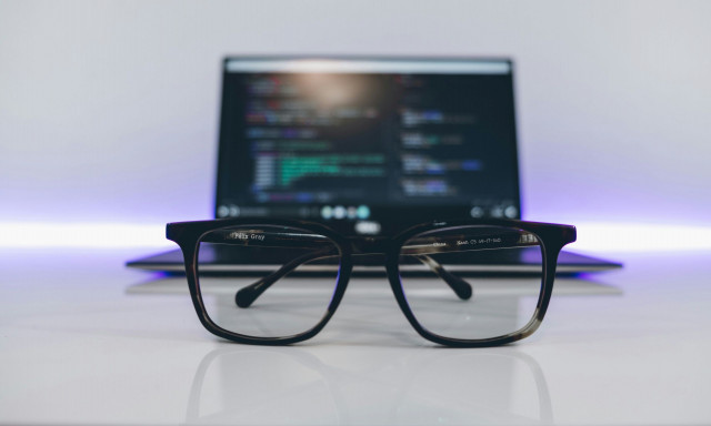 «Έκρηξη» μυωπίας: Πώς οι οθόνες απειλούν την όραση - Ειδικός προτείνει λύσεις και ασκήσεις