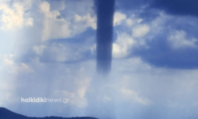 Χαλκιδική: Εντυπωσιακός υδροστρόβιλος μεταξύ Αμμουλιανής και Τρυπητής