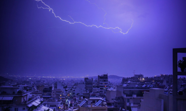 Κακοκαιρία: Σε κατάσταση «κόκκινου συναγερμού» 9 περιφέρειες  – Πού αναμένονται ισχυρά φαινόμενα