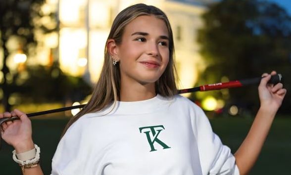 Κάι Τραμπ: Η εγγονή του Αμερικανού προέδρου πουλάει φούτερ... στο γρασίδι του Λευκού Οίκου