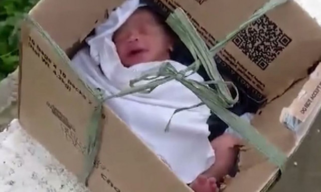 Φιλιππίνες: Παράτησαν νεογέννητο μέσα σε χαρτόκουτο στην άκρη του δρόμου
