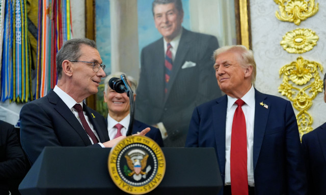 Η συμφωνία Τραμπ – Pfizer που παρακάμπτει τους δασμούς – Τι θα γίνει με τις τιμές των φαρμάκων