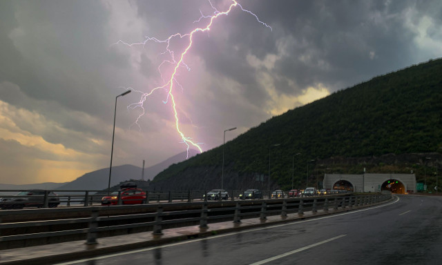 Καιρός: Έρχονται τα πρώτα χιόνια – Προειδοποιήσεις για ισχυρές καταιγίδες σε πολλές περιοχές