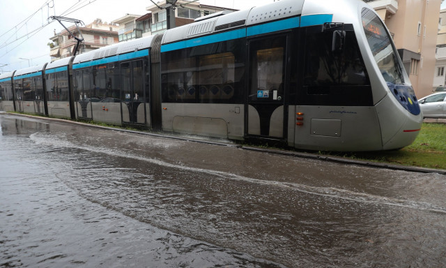 Τραμ: Εκτός λειτουργίας στάσεις στη Γραμμή 7 λόγω της νεροποντής