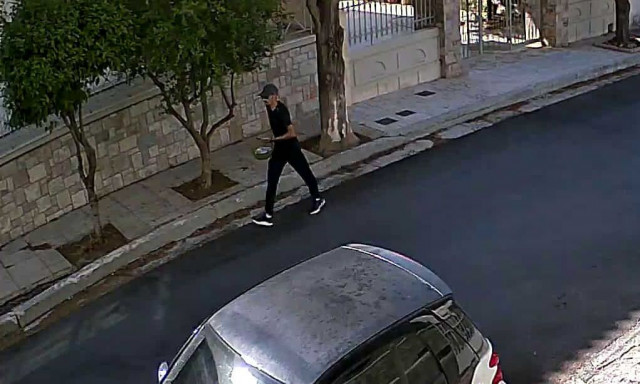 Η στιγμή που επιτήδειοι αρπάζουν τιμαλφή, τα βάζουν σε κουβά και… γίνονται καπνός - Δείτε βίντεο