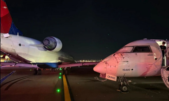 Νέα Υόρκη: Συγκρούστηκαν δύο αεροπλάνα στο διάδρομο προσγείωσης - Ελαφρά τραυματίας μια αεροσυνοδός