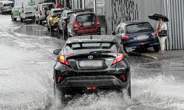 Κίνηση στους δρόμους: Χάος από την νεροποντή, μεγάλες καθυστερήσεις σε Κηφισό και Αττική οδό