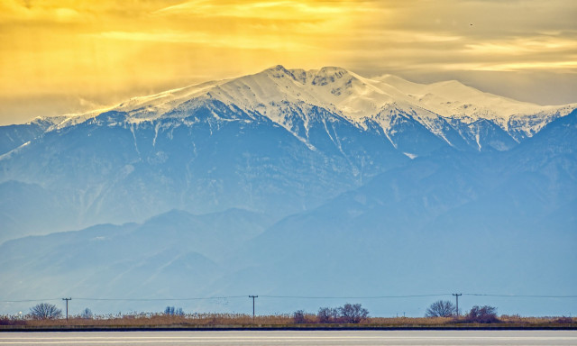 Οι κορυφές του Ολύμπου «ντύθηκαν» στα λευκά – Χιόνια και θερμοκρασίες υπό του μηδενός