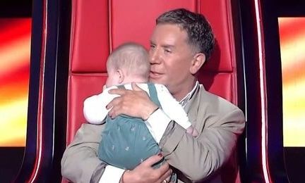 Γιώργος Μαζωνάκης: Η τρυφερή στιγμή που πήρε στην αγκαλιά του ένα μωρό και το τάισε